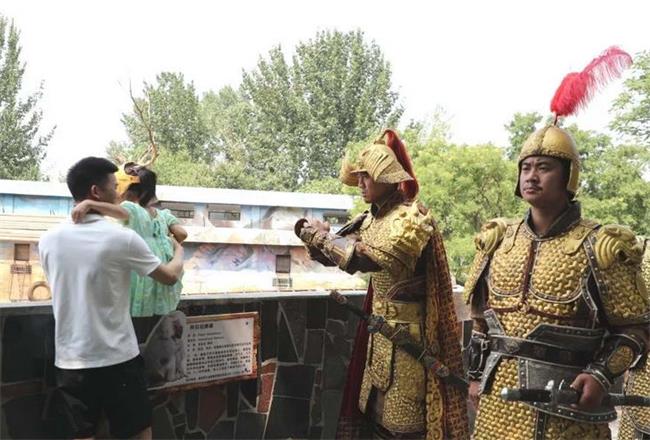 <font color='CD141C'>第五届秦岭纳凉避暑节正式启动 金甲武士化身国宝护卫队</font>