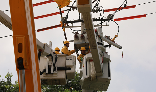 高温下带电作业抢修电力设施