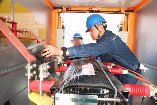 國網(wǎng)陜西電力攻堅鄭州帝湖花園 東王府社區(qū)先期恢復供電