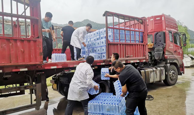河南加油！陇县关山草原捐赠48000瓶矿泉水驰援河南