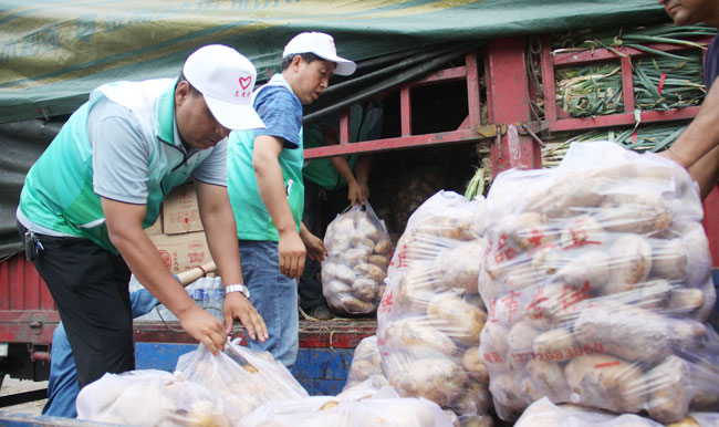 宝鸡凤翔区：35吨蔬菜驰援河南