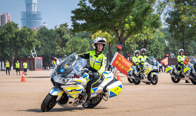 西安女警铁骑出征 护航十四运会