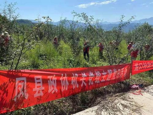 鳳縣政協(xié)機關(guān)黨支部與鳳縣鳳州鎮(zhèn)龍口村黨支部聯(lián)合開展主題黨日活動
