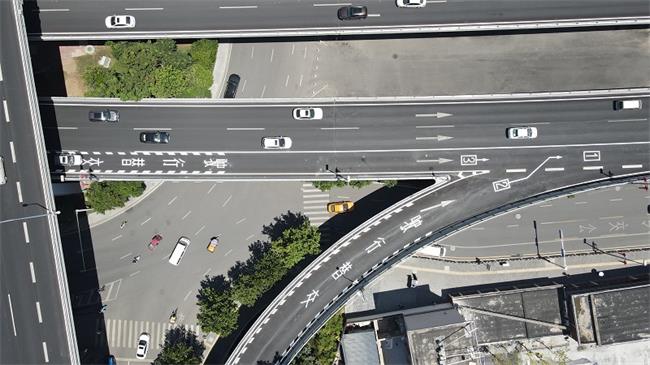 “拉鏈?zhǔn)酵ㄐ小眮砹?讓“車讓車”成為西安交通文明新風(fēng)尚