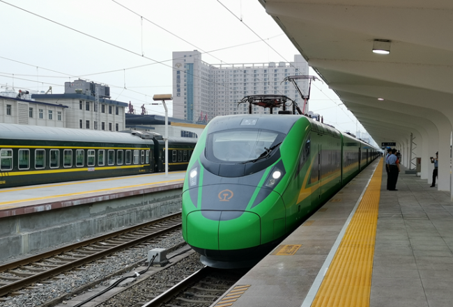 西安至寶雞、寶雞至潼關(guān)“綠巨人”開行 省內(nèi)每天11對打通“十字”大通道