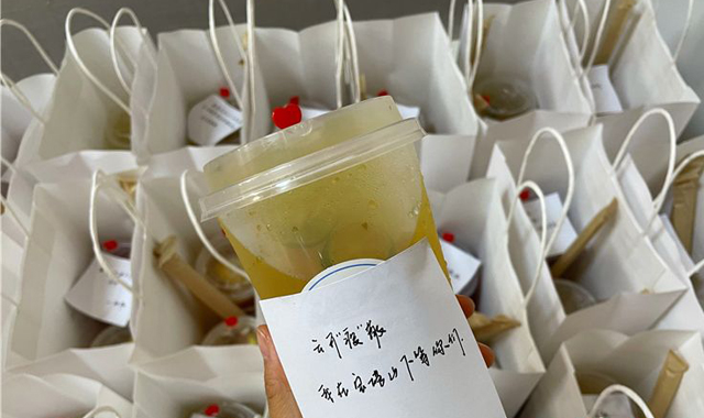 医护人员冒高温做核酸检测 延安开店女孩备40杯凉茶送一线