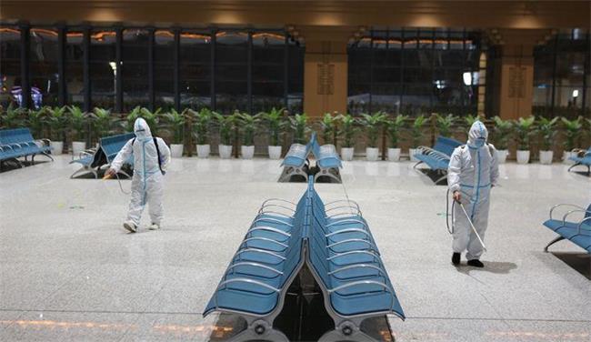 西安站开展“地毯式”全面防疫消杀 保障旅客出行安全