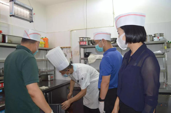 灞橋區(qū)檢查餐飲企業(yè)食品安全及疫情防控工作
