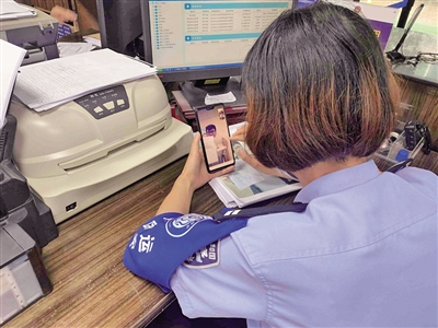 陕西男子国外务工“被困” 民警远程视频帮办身份证