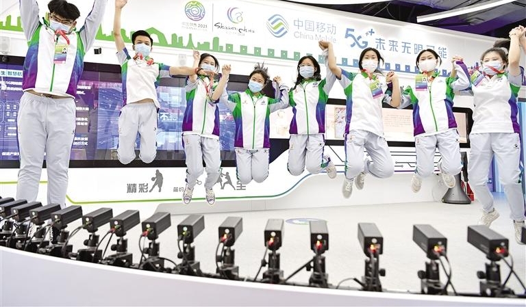 5G+AI相机前的体验者