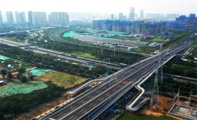 奧體大道跨繞城高速立交通車 兩大中心聯(lián)通僅需約20分鐘