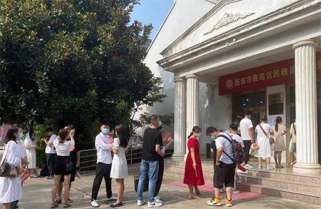 七夕當(dāng)天 西安1038對(duì)新人領(lǐng)取結(jié)婚證