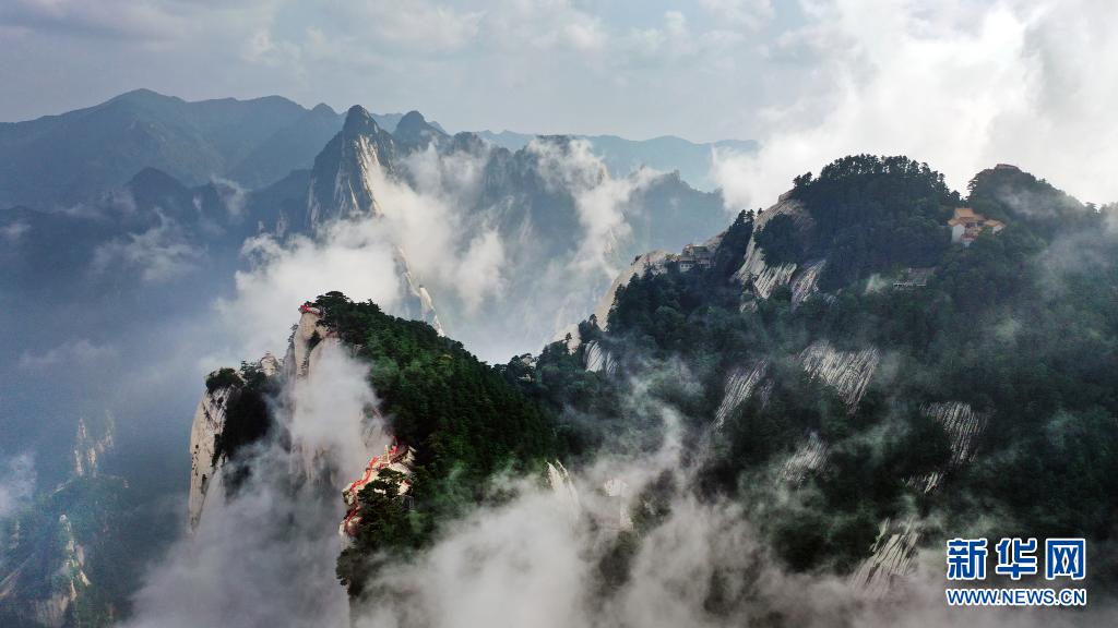 8月14日，奇景幻影的西岳华山风光（无人机照片）。