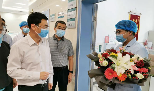 宝鸡市政协副主席李晓阳慰问医师代表