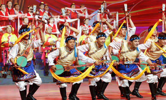 庆祝西藏和平解放70周年文艺演出《西藏儿女心向党》在拉萨举行