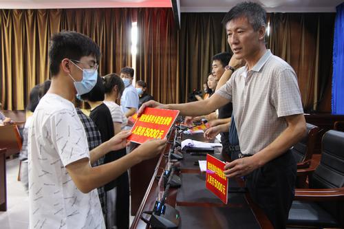 佳縣：50名貧困大學新生領到助學金