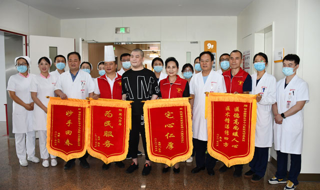 瘫痪八年 爱心呵护他站起来