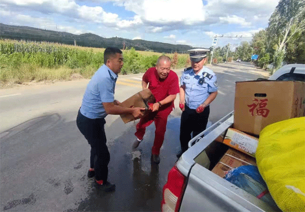 佳縣公安局交警大隊王家砭中隊民警：以人為本、為民解憂