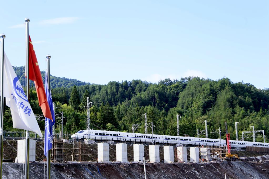 西成客专隧道增设防护工程建成