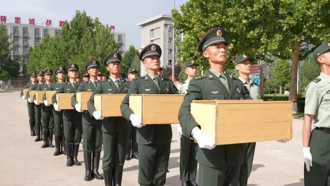 50斤托舉20分鐘……接烈士遺骸回家，他們準(zhǔn)備好了！