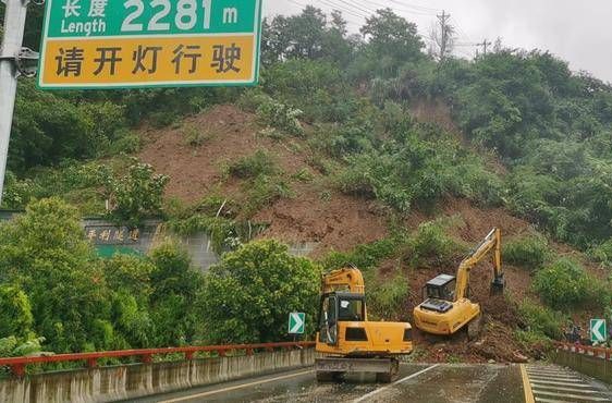 安康至平利高速突發(fā)山體滑坡險情 沿線收費站入口交通管制