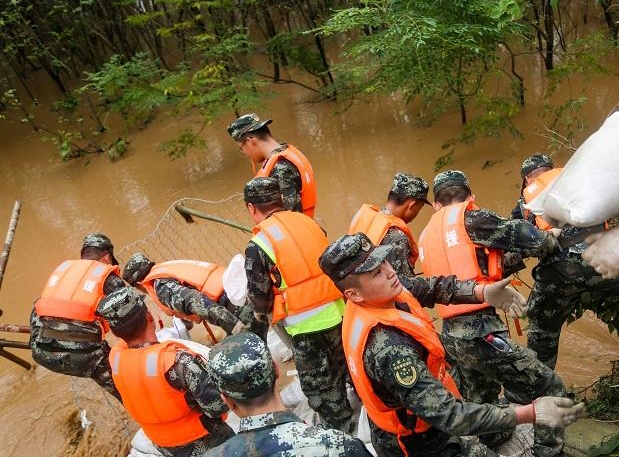 潏河決口 武警第一機動總隊官兵奮戰(zhàn)近4小時成功封堵