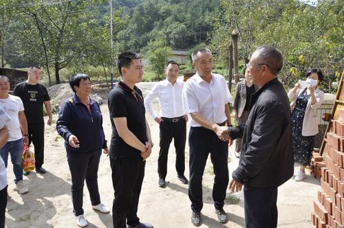 让父老乡亲走上康庄大道