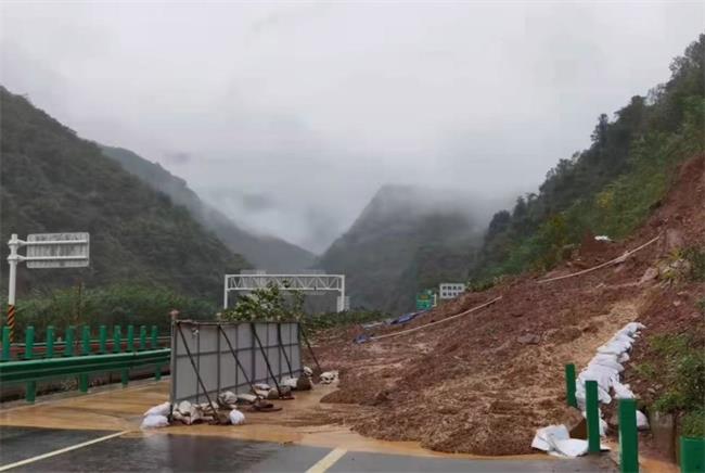快訊！安康境內(nèi)多條高速因降雨塌方交通管制