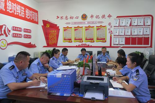 定邊縣公安局經(jīng)偵大隊組織學(xué)習(xí)《中國共產(chǎn)黨的歷史使命與行動價值》