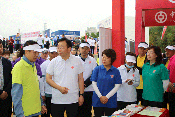 榆林市舉行“金融動起來 世界更精彩”政銀企聯(lián)隊迎國慶健步行活動
