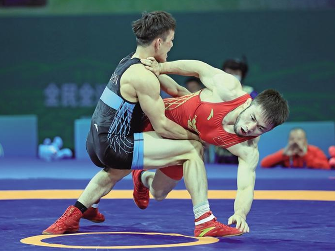 摔跤赛场决出5金 新疆选手古典跤夺冠