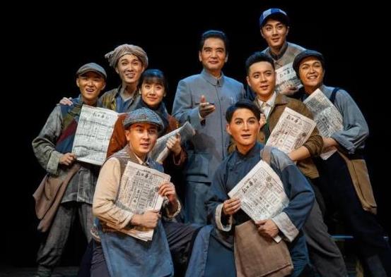 中國兒童戲劇經典《報童》重排登臺 老少藝術家深情話傳承
