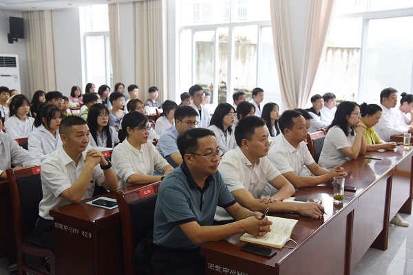 紫陽(yáng)縣政協(xié)開展文史資料進(jìn)校園活動(dòng)