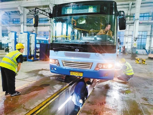 保障國慶假期出行 5900余輛公交車全面"體檢"