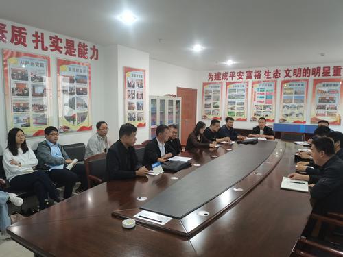 府谷縣鄉(xiāng)村振興局對枇杷溝村開展防返貧動態(tài)監(jiān)測“點對點”