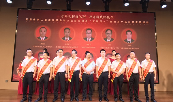 從“泥腿委員”到“農(nóng)業(yè)標(biāo)兵” ——漢陰縣政協(xié)委員蔡清榮獲全縣“十大農(nóng)業(yè)標(biāo)兵”側(cè)記