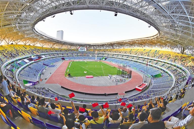 9月21日，在西安奥体中心体育场内，现场观众为即将开赛的十四运会田径赛事热情欢呼。
