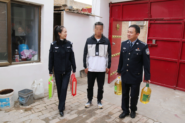 平安關(guān)愛在行動 真情服務(wù)暖人心——定邊縣公安局禁毒大隊走訪慰問戒毒康復(fù)人員