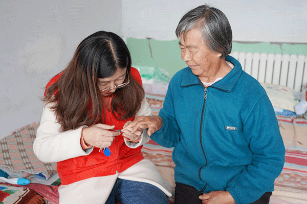 府谷县哈镇：我为群众办实事 重阳敬老情更浓