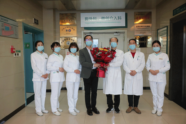 一束鲜花 了却十六年心愿