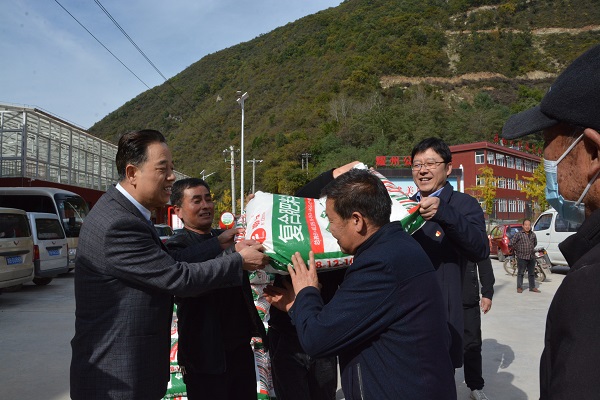 【我为群众办实事】铜川市乡村振兴局赴帮扶村开展“送化肥、助秋收、‘六查’‘六问’解难题”活动