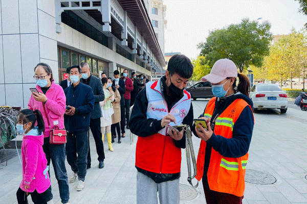 定边：一抹“志愿红”筑起核酸检测“青春防线”——定边青年志愿者助力核酸检测采样有序开展