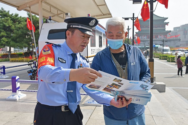 用心火照亮回家路——“西安蓮湖曹警官”愛心故事