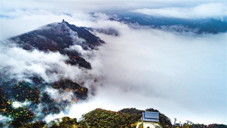 10月27日，航拍汉中市南郑区龙头山。当日，龙头山云雾缭绕，犹如仙境一般。 记者 袁景智摄