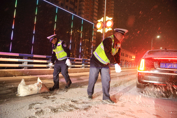 府谷縣交警風(fēng)雪保暢通
