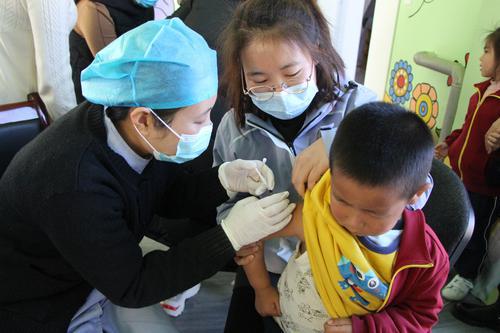 佳县把新冠疫苗接种专场开在幼儿园