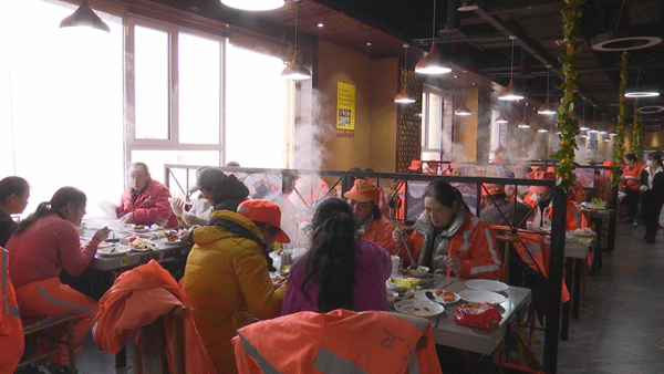 神木：爱心商家为环卫工人提供免费午餐