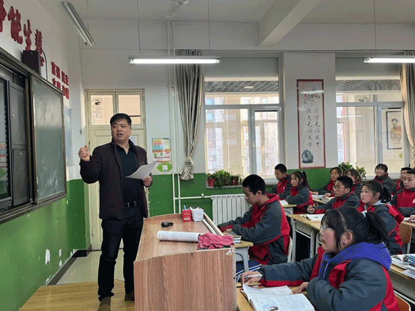 文明家庭｜张彦平：三尺讲台守初心 立德树人担使命