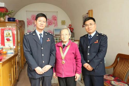 走访慰问道德模范 点滴真情温暖人心