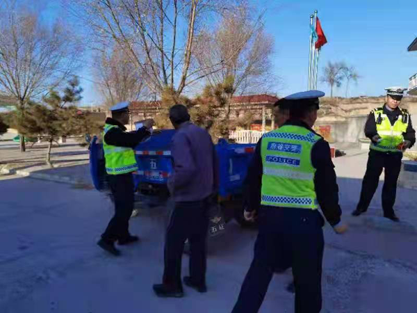 府谷新民交警走進(jìn)村委開展“五類車”交通安全宣傳活動(dòng)
